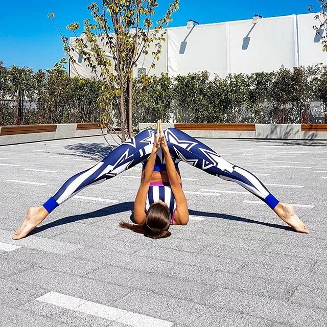 初学练瑜伽的女人怎么穿衣服,好的瑜伽服让你的身材更有自信