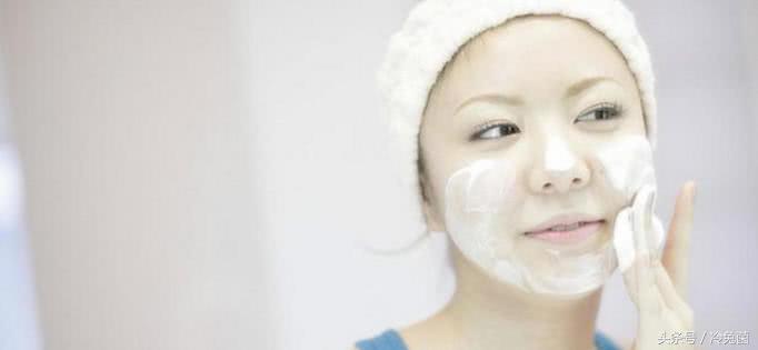 夏天脸部干燥起皮？这4件事一定要做好，让皮肤水嫩起来