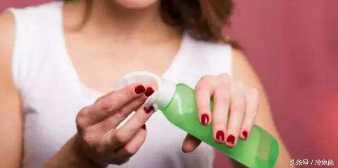 夏天脸部干燥起皮？这4件事一定要做好，让皮肤水嫩起来