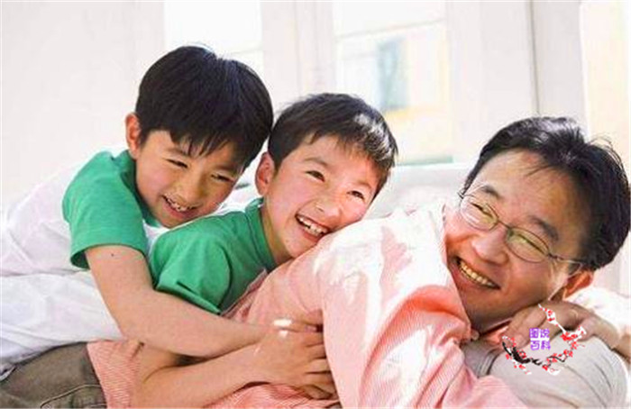 为什么两个孩子看着有点黄皮,为什么看见自己的两个孩子特别烦