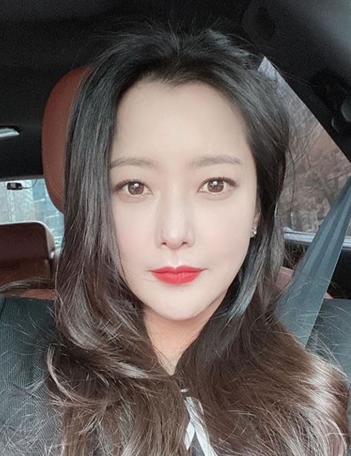 韩国第一美女，金喜善自曝自拍照，42岁长这样？
