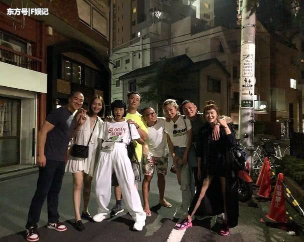 余文乐晒与王棠云合照罕见秀恩爱,余文乐对王棠云的祝福