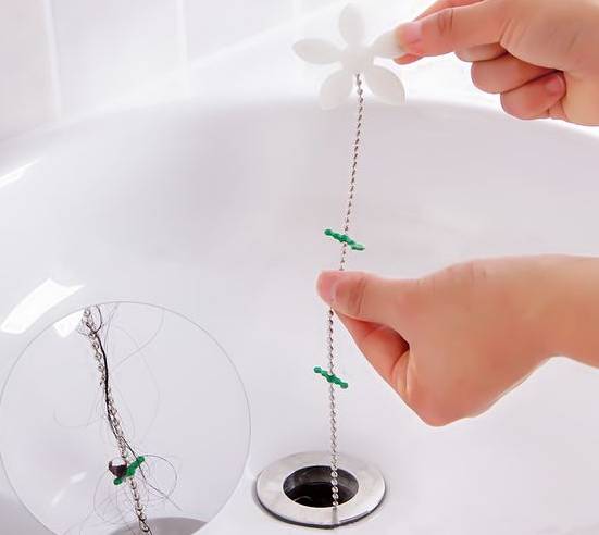 马桶堵了别着急一双筷子解决问题,马桶堵了要不要拆