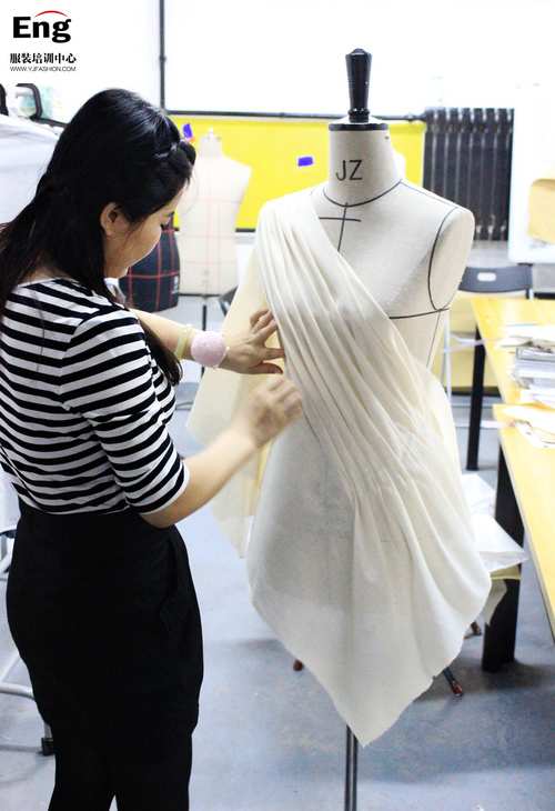 怎么自学服装设计专业,如何自学服装设计搭配