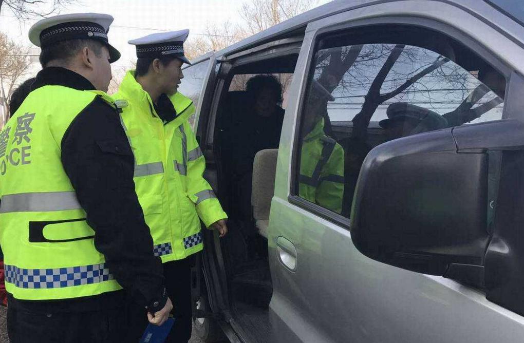 碰到交警没带驾驶证怎么办,开车没带行驶证碰到警察查车