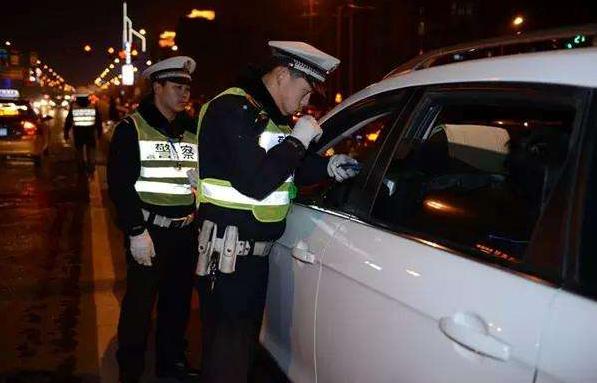 碰到交警没带驾驶证怎么办,开车没带行驶证碰到警察查车