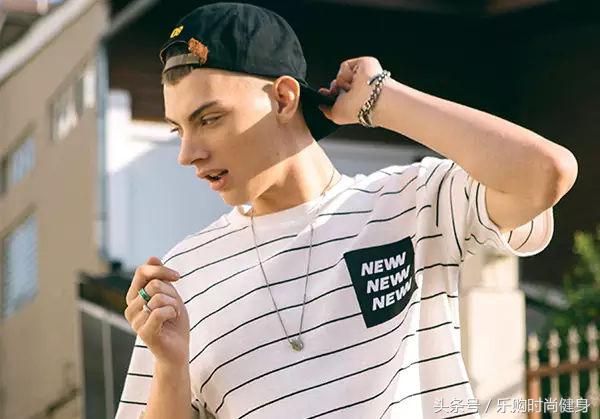 选对一款短袖T恤，你的魅力会更上一层楼哦