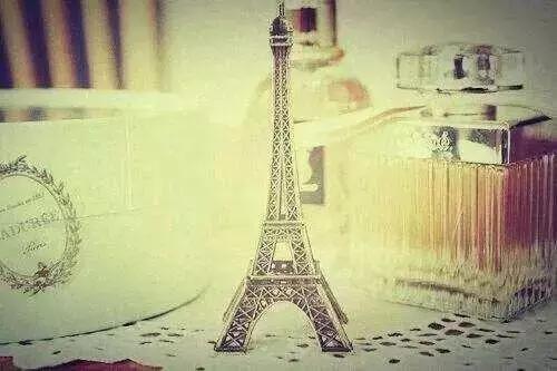 愿陪君醉笑三千场不诉离殇意思,醉笑陪君三千场不诉离殇写给谁的