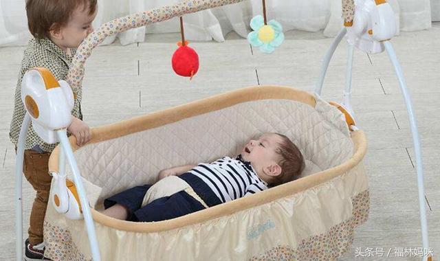 小时候宝宝斗鸡眼注意事项,怎样判断宝宝眼睛是不是斗鸡眼