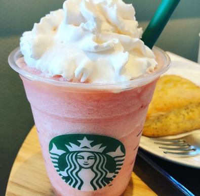 星巴克蜜桃乌龙星冰乐要用吸管吗 (星巴克的桃桃绵绵星冰乐会很甜吗)