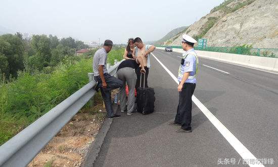 汽车在高速路上行驶，撞到人机动车一方需要负责吗？