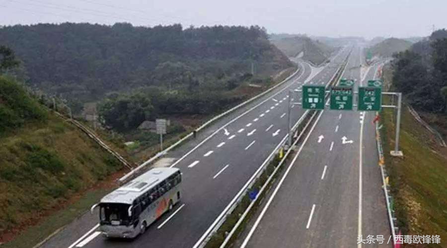 汽车在高速路上行驶，撞到人机动车一方需要负责吗？