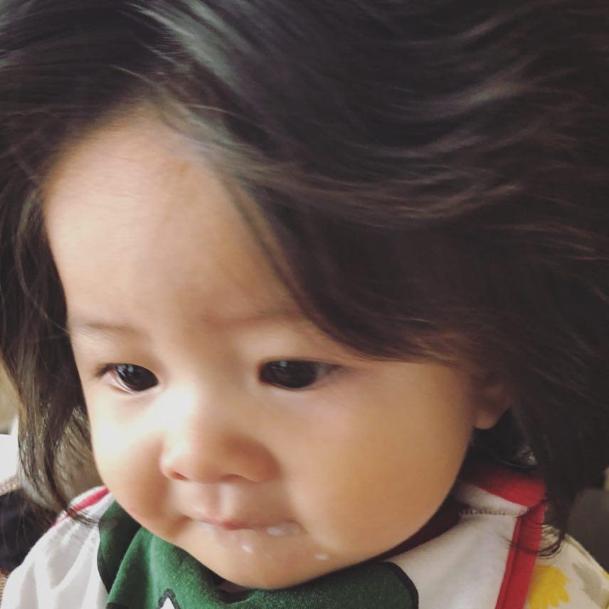 超猛发量的日本爆炸头宝宝,不到一岁头发的面积就比脸还大!