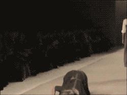 模特在t台上摔跤对她有什么影响,模特t台秀摔倒