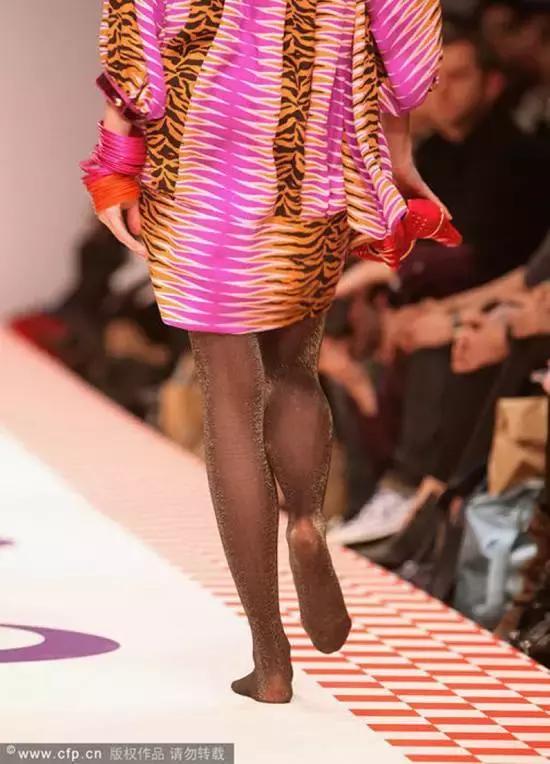 模特在t台上摔跤对她有什么影响,模特t台秀摔倒