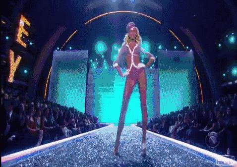 模特在t台上摔跤对她有什么影响,模特t台秀摔倒