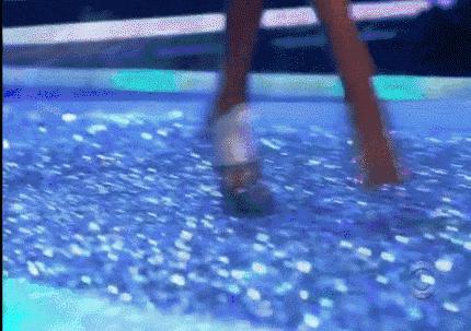 模特在t台上摔跤对她有什么影响,模特t台秀摔倒