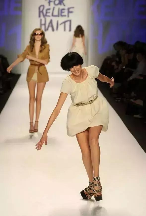 模特在t台上摔跤对她有什么影响,模特t台秀摔倒