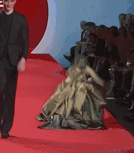 模特在t台上摔跤对她有什么影响,模特t台秀摔倒