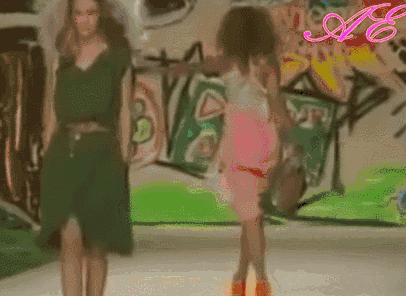 模特在t台上摔跤对她有什么影响,模特t台秀摔倒