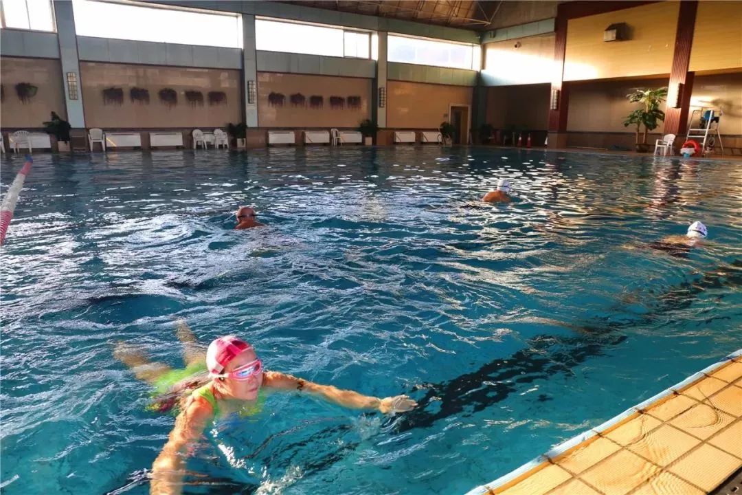 游泳的好处不只锻炼身体那么简单,游泳泡温泉的感受