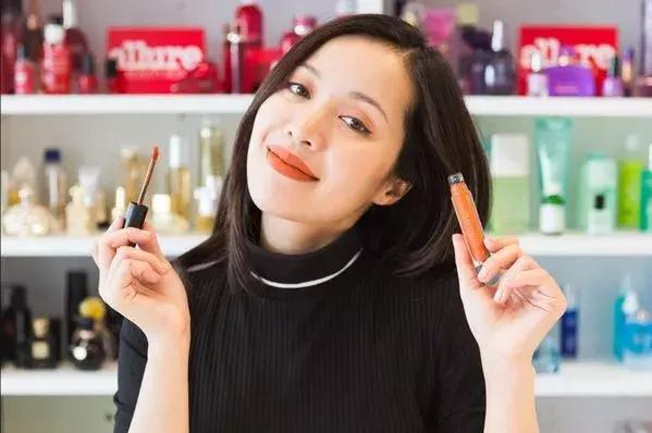 用着两三千一套的护肤品,用着8000一套的护肤品