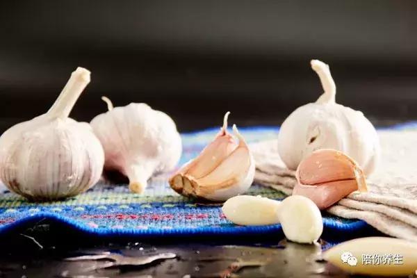 大蒜煮熟了吃还有营养吗,大蒜降血脂生吃还是煮熟好