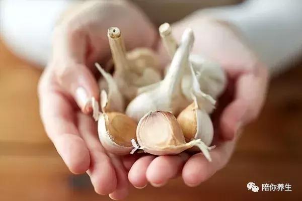 大蒜煮熟了吃还有营养吗,大蒜降血脂生吃还是煮熟好