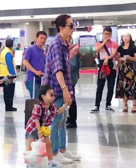 李承铉lucky亲子装,李承铉跟lucky亲子装路透照