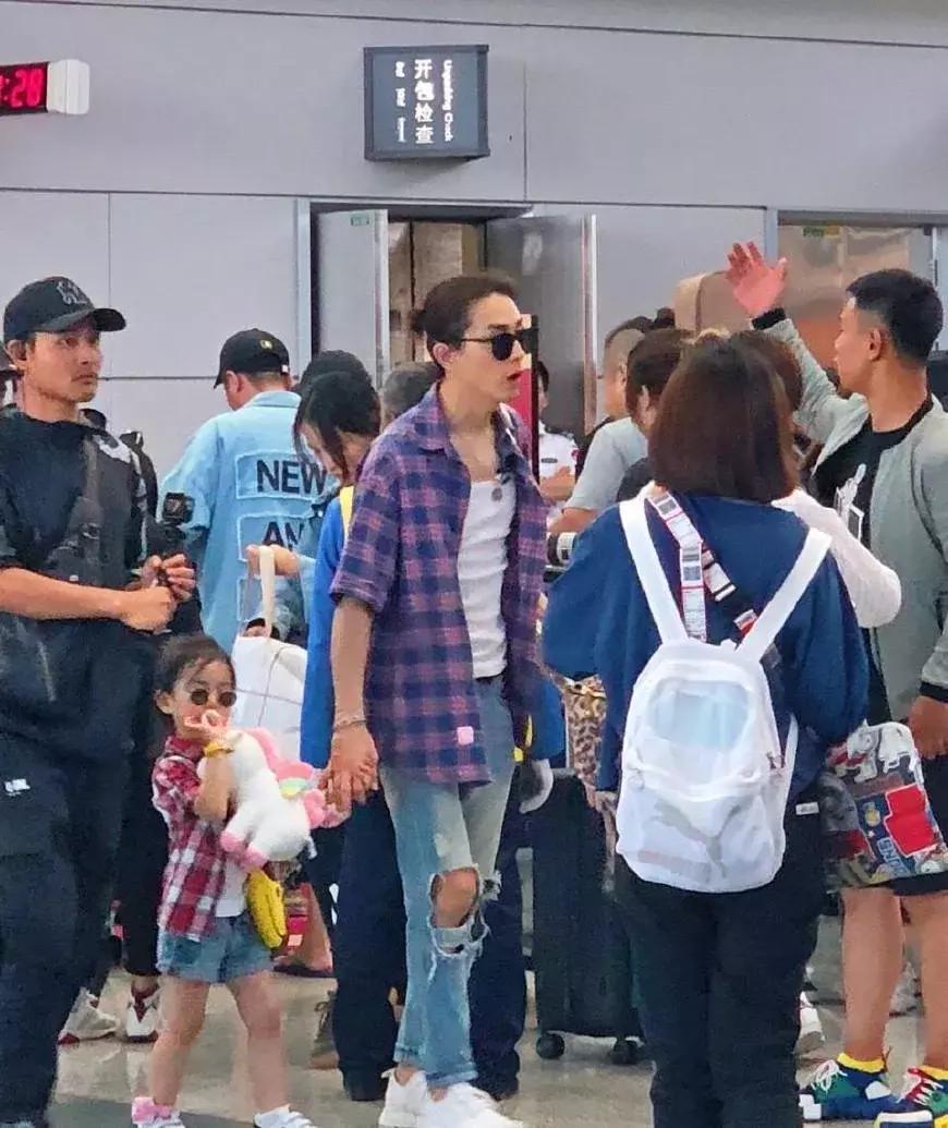 李承铉lucky亲子装,李承铉跟lucky亲子装路透照