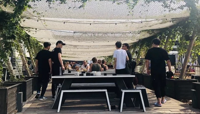 绝地求生唯一K神街头化身按摩师为4AM韦神按摩，小狮子：办卡不？