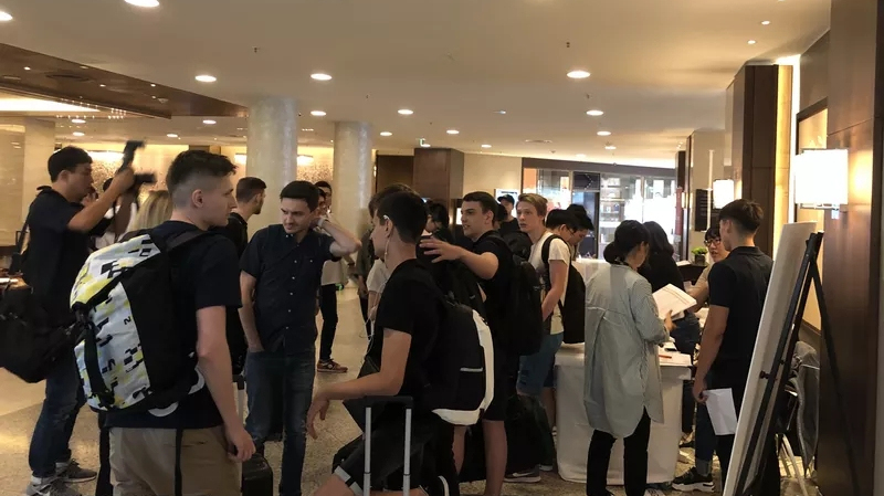 绝地求生唯一K神街头化身按摩师为4AM韦神按摩，小狮子：办卡不？