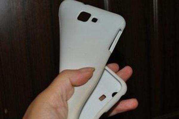 手机壳变黄了不要丢,手机壳发黄用它泡一泡干净又透亮