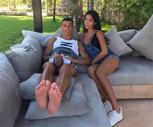 女友将跟随C罗前往意大利,已得C罗母亲认可,这次真的要结婚!