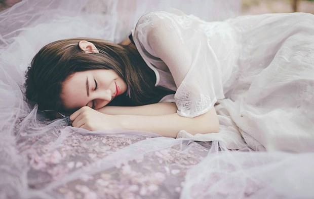 一刀一刀的刺进她自己已怀孕的子宫,说是惩罚自己错爱了那么多年