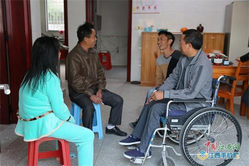 芦溪“轮椅哥”欧阳晖摇着轮椅播洒爱心用坚强和大爱为贫弱乡亲守望幸福
