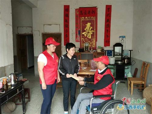 芦溪“轮椅哥”欧阳晖摇着轮椅播洒爱心用坚强和大爱为贫弱乡亲守望幸福
