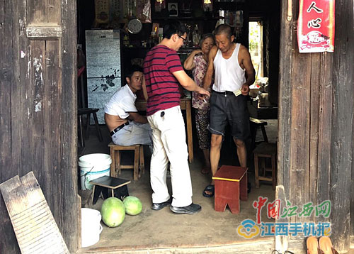 组织上帮他请病假他却带着药瓶坚持工作不离岗