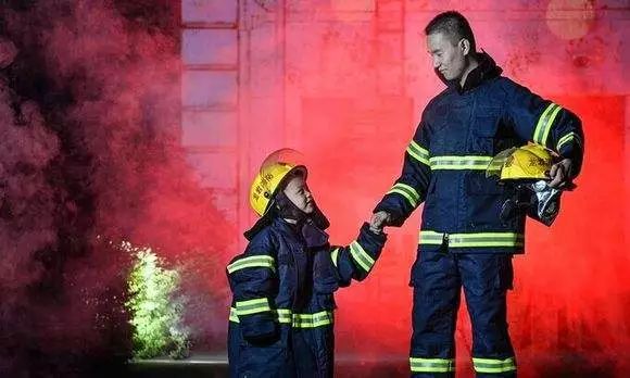 致敬英雄消防员真实救援现场,致敬英雄福州26岁消防员