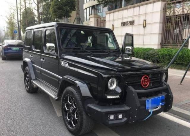 以为重庆偶遇奔驰G，看到车标我笑了，这大写的B是什么鬼，尴尬