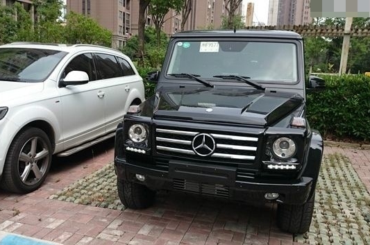 以为重庆偶遇奔驰G，看到车标我笑了，这大写的B是什么鬼，尴尬