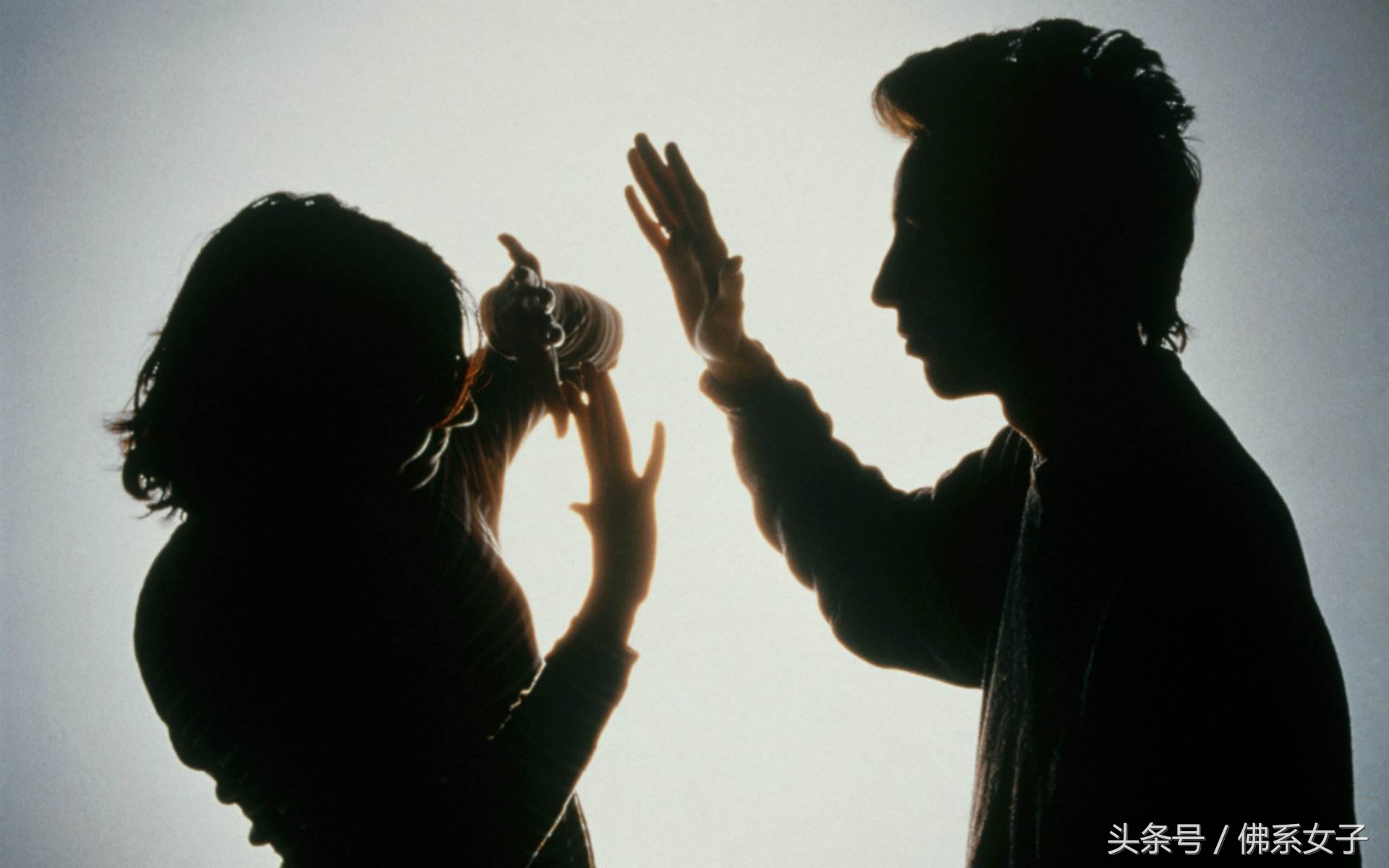 当你被家暴时如何有效的报警,当你遇到家暴男怎么办