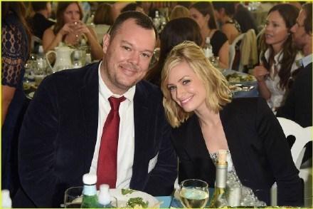 破产姐妹卡洛琳结婚了，网友：捧花快扔给Max吧！