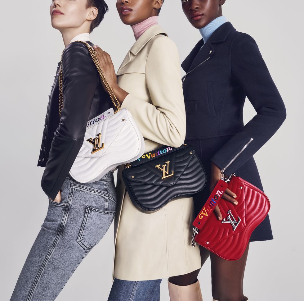 背带上有字母的斜挎包,背带上有英文的包包