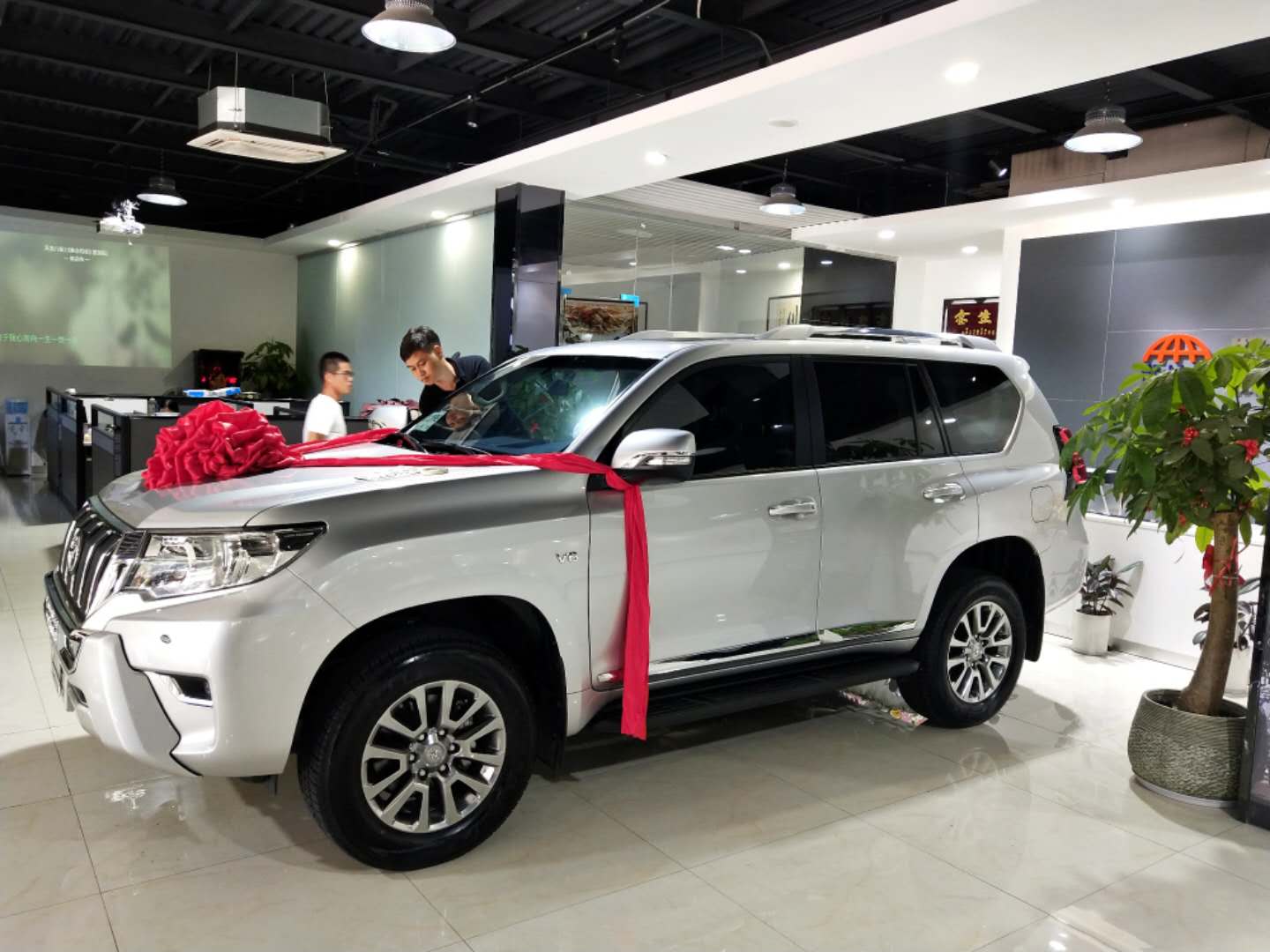 丰田霸道提车记，车主：朋友的2700太肉，所以直接选4000