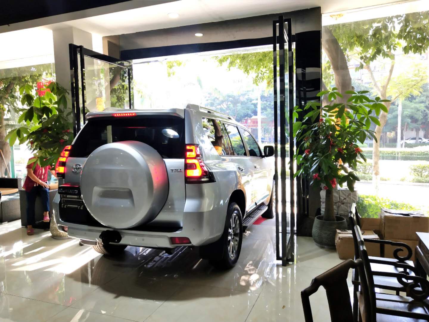 丰田霸道提车记，车主：朋友的2700太肉，所以直接选4000