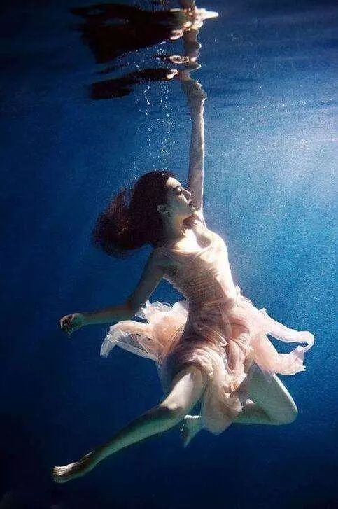 唐艺昕晒游玩美照新疆,特别甜美唐艺昕晒美照