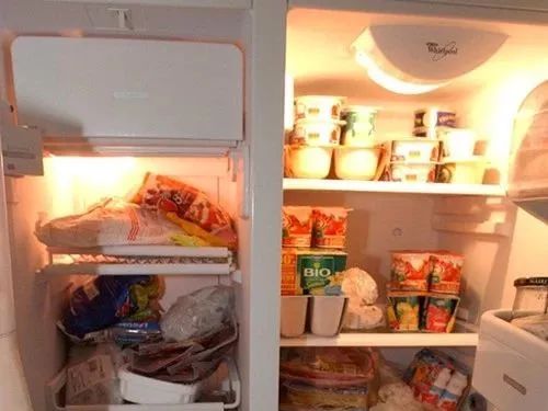 夏天冰箱不是很制冷怎么回事,夏天冰箱不制冷放热水就好了