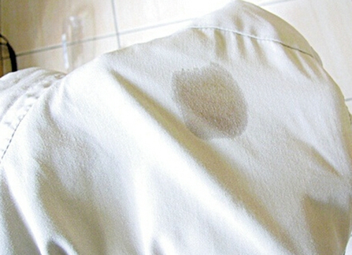 衣物染上颜色怎么清洗,衣物染上污渍