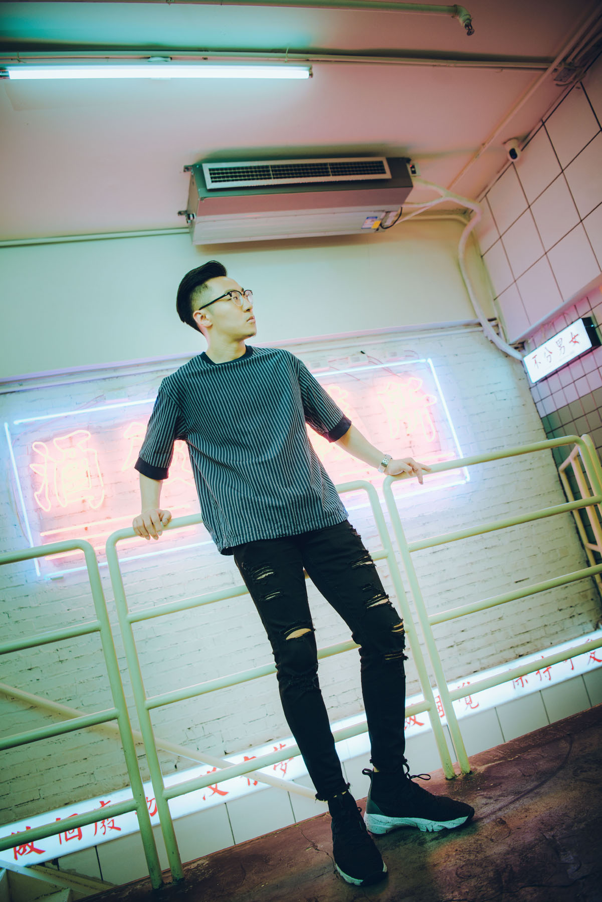 他是新与旧的对立面对话Hollister店铺经理Edward